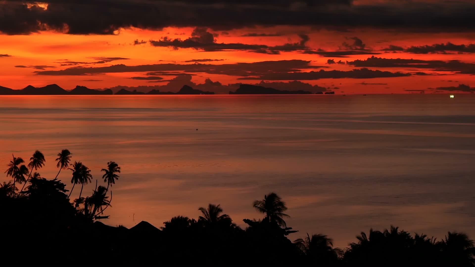 在雄伟的热带橙色夏季游戏中时光倒流日落在海中山在剪影中视频的预览图