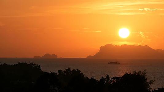 在雄伟的热带橙色夏季游戏中时光倒流日落在海中山在剪影中视频的预览图