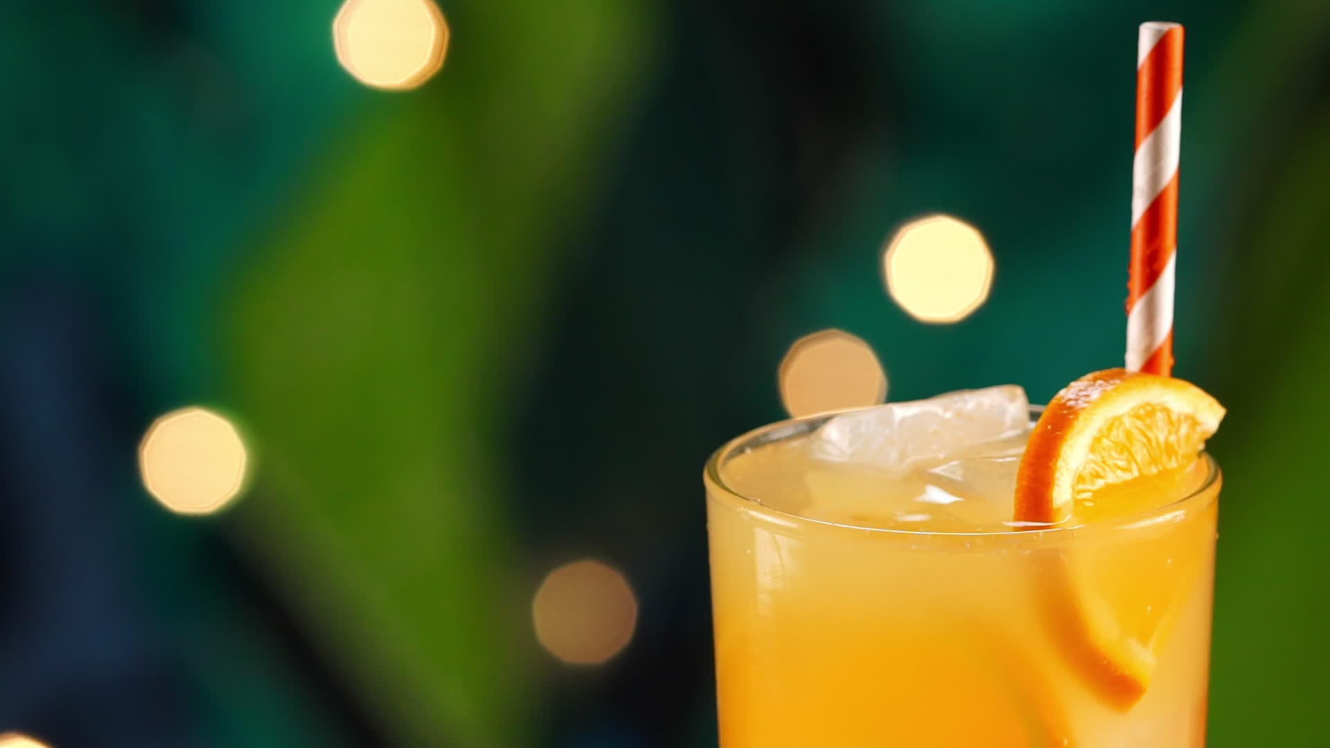 立方冰在热带橙色饮料中飞溅视频的预览图