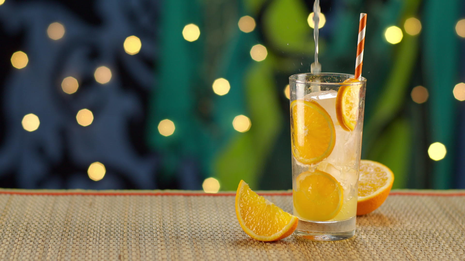 热带橙色饮料倒入冰中视频的预览图