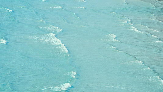 4K蓝色泡沫波从高处拍摄海岸线的热带海滩镜头视频的预览图