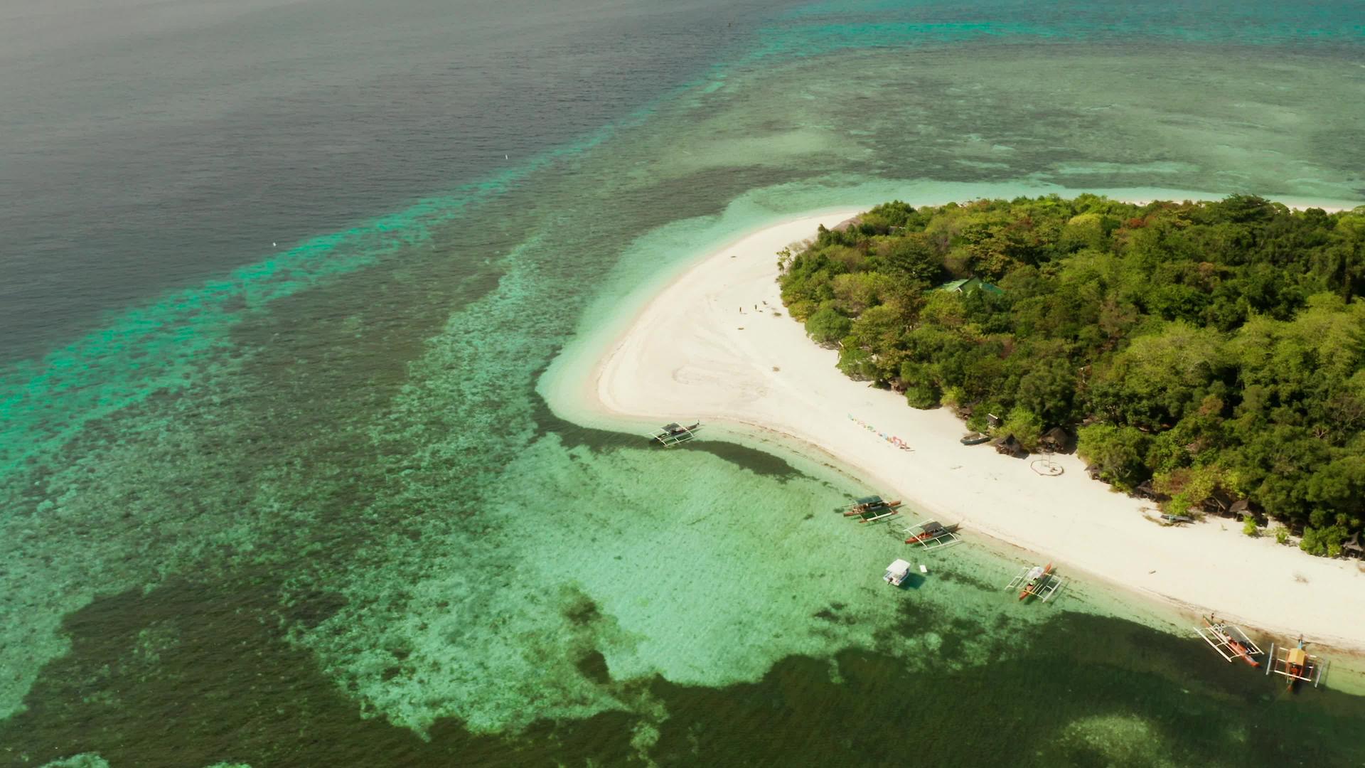 热带岛屿沙滩曼蒂圭岛菲利平岛视频的预览图