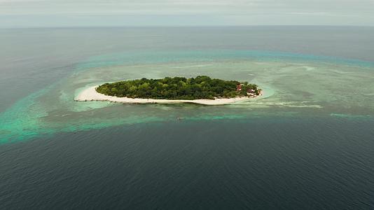 热带岛屿沙滩曼蒂圭岛菲利平岛视频的预览图