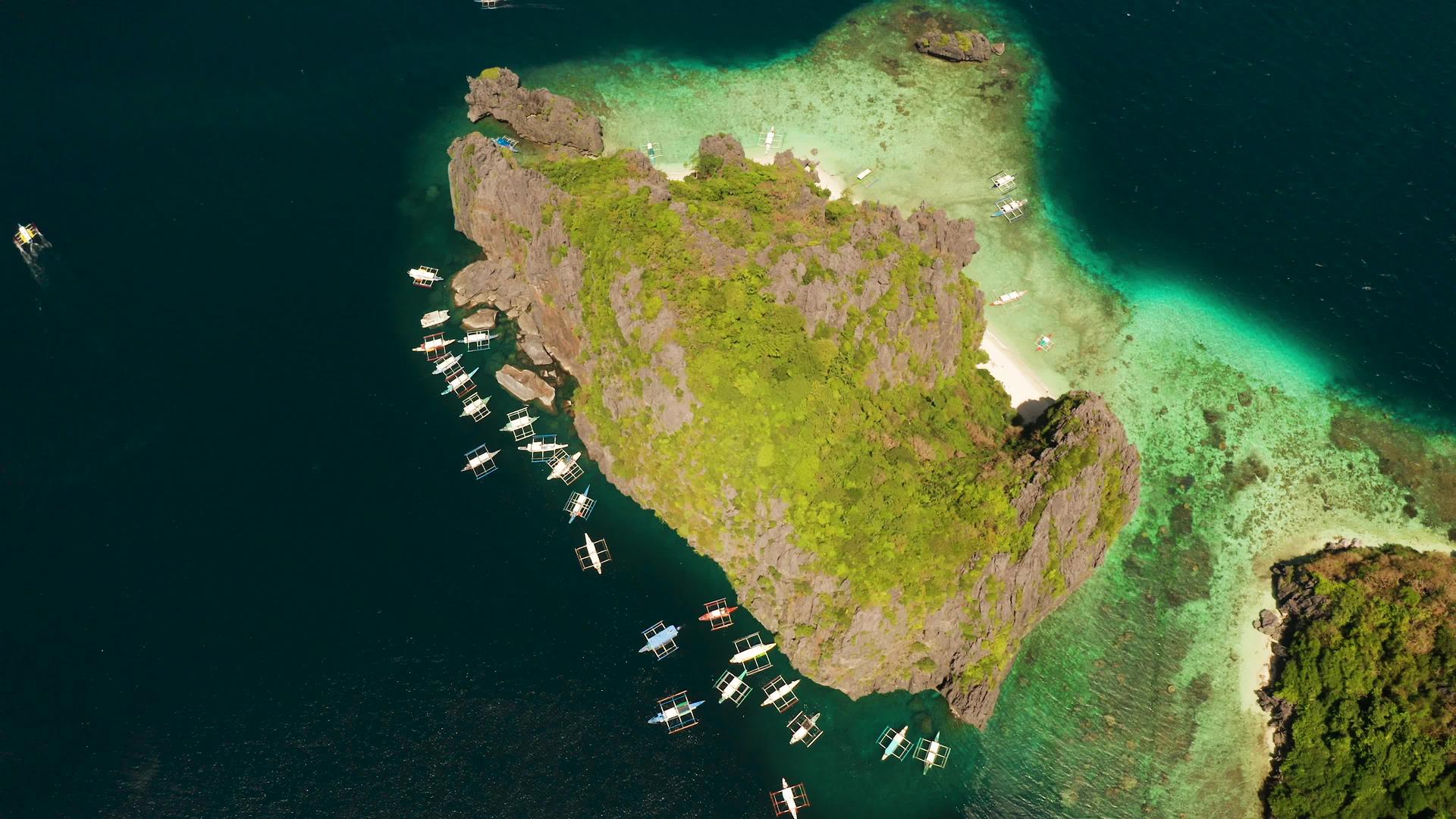 石灰岩悬崖的船只和空中航向视频的预览图