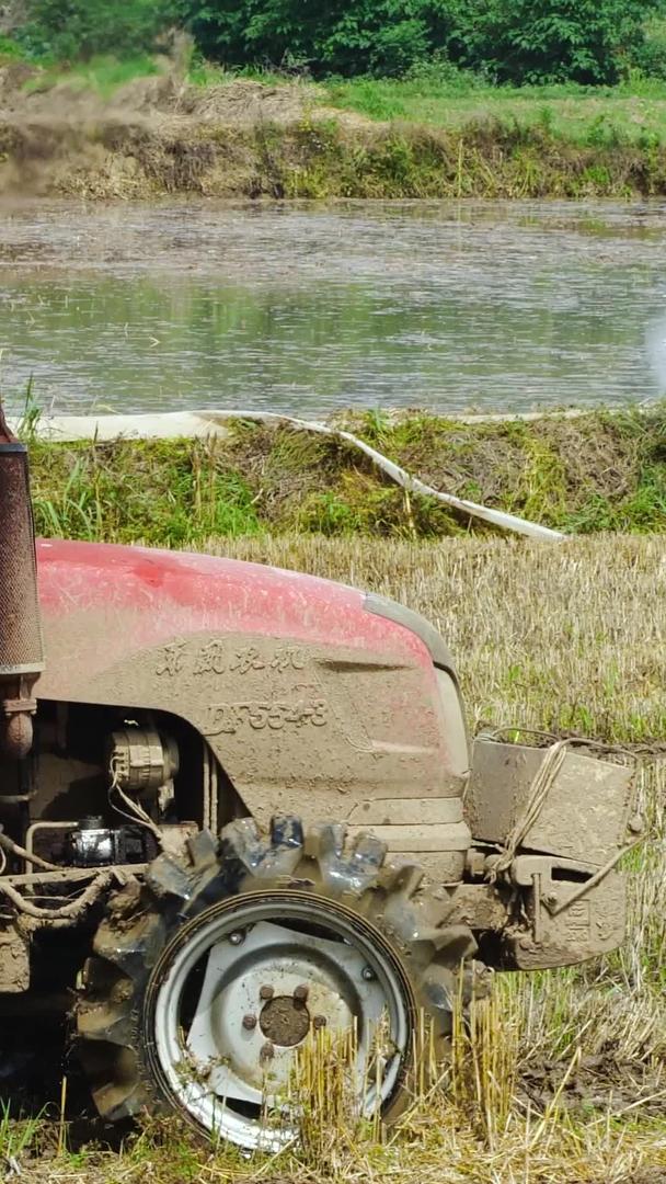 农业机械化耕地拖拉机翻耕耕地视频的预览图