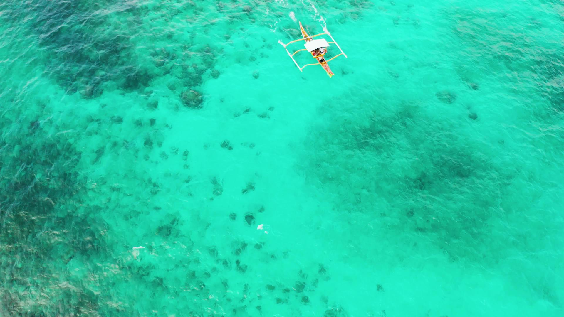 海景珊瑚礁和蓝海配备了机动艇视频的预览图