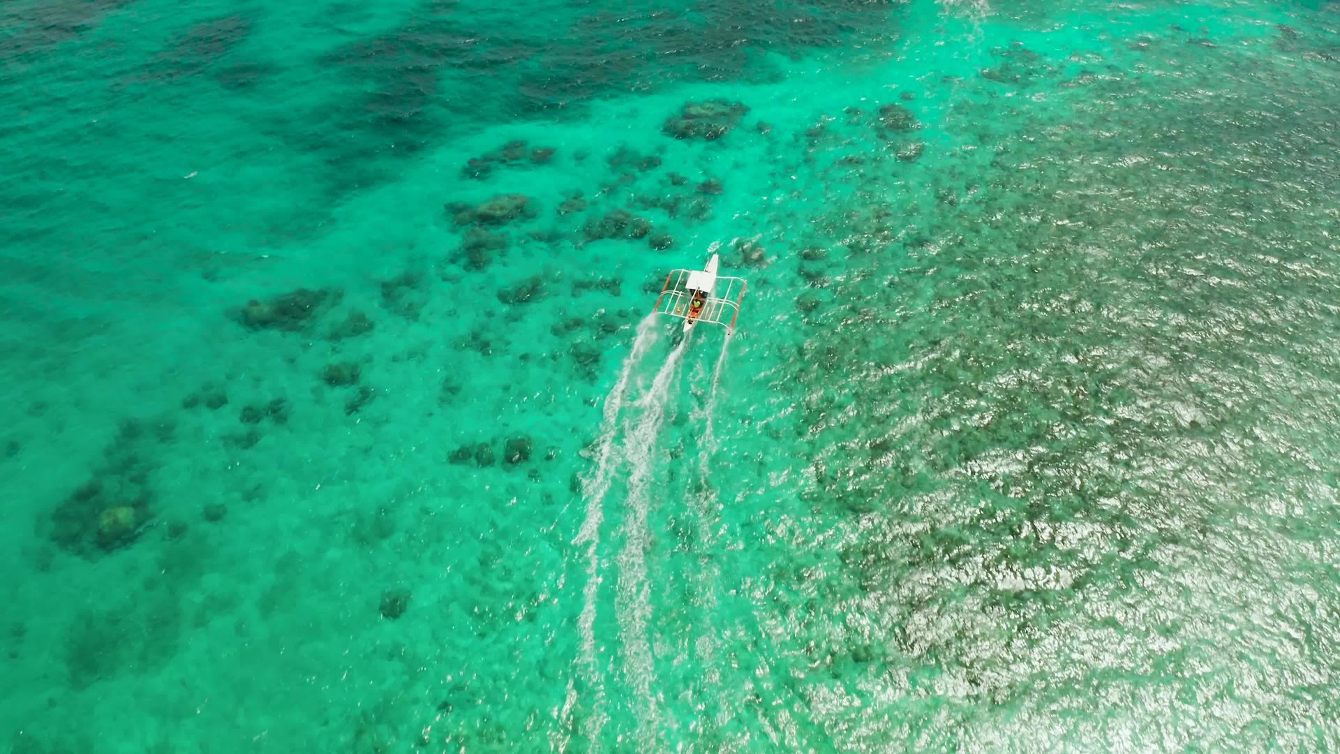 海景珊瑚礁和蓝海配备了机动艇视频的预览图