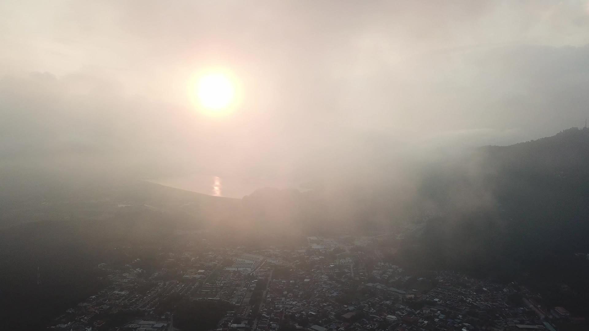 清晨村里的下云移动视频的预览图