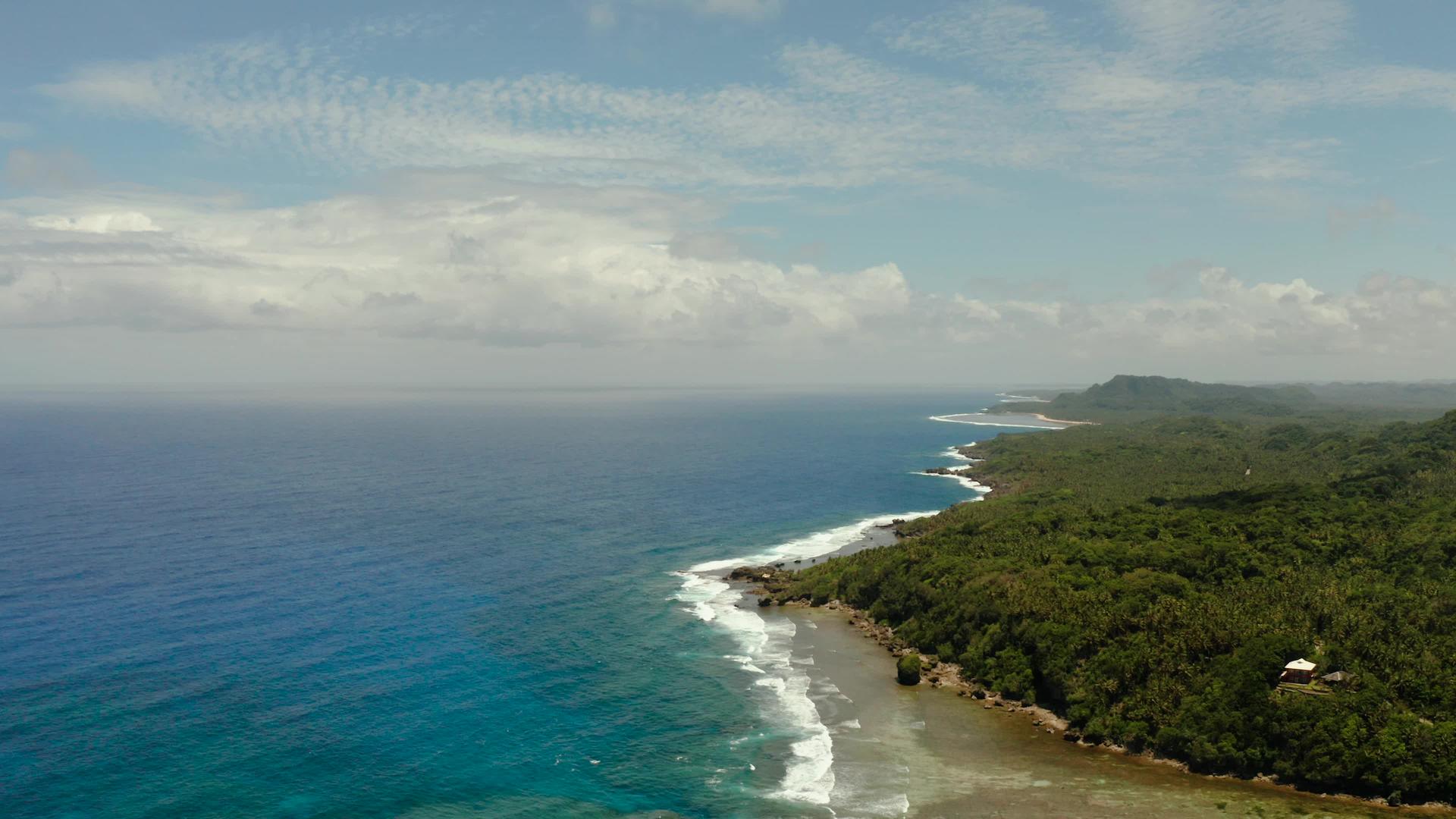 西雅高岛海岸蓝色海洋和海浪视频的预览图