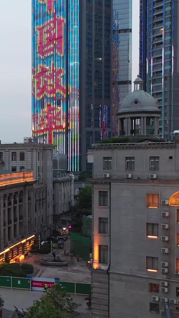 航拍城市风景武汉夜景地标历史建筑江汉关古建筑钟声灯光素材视频的预览图