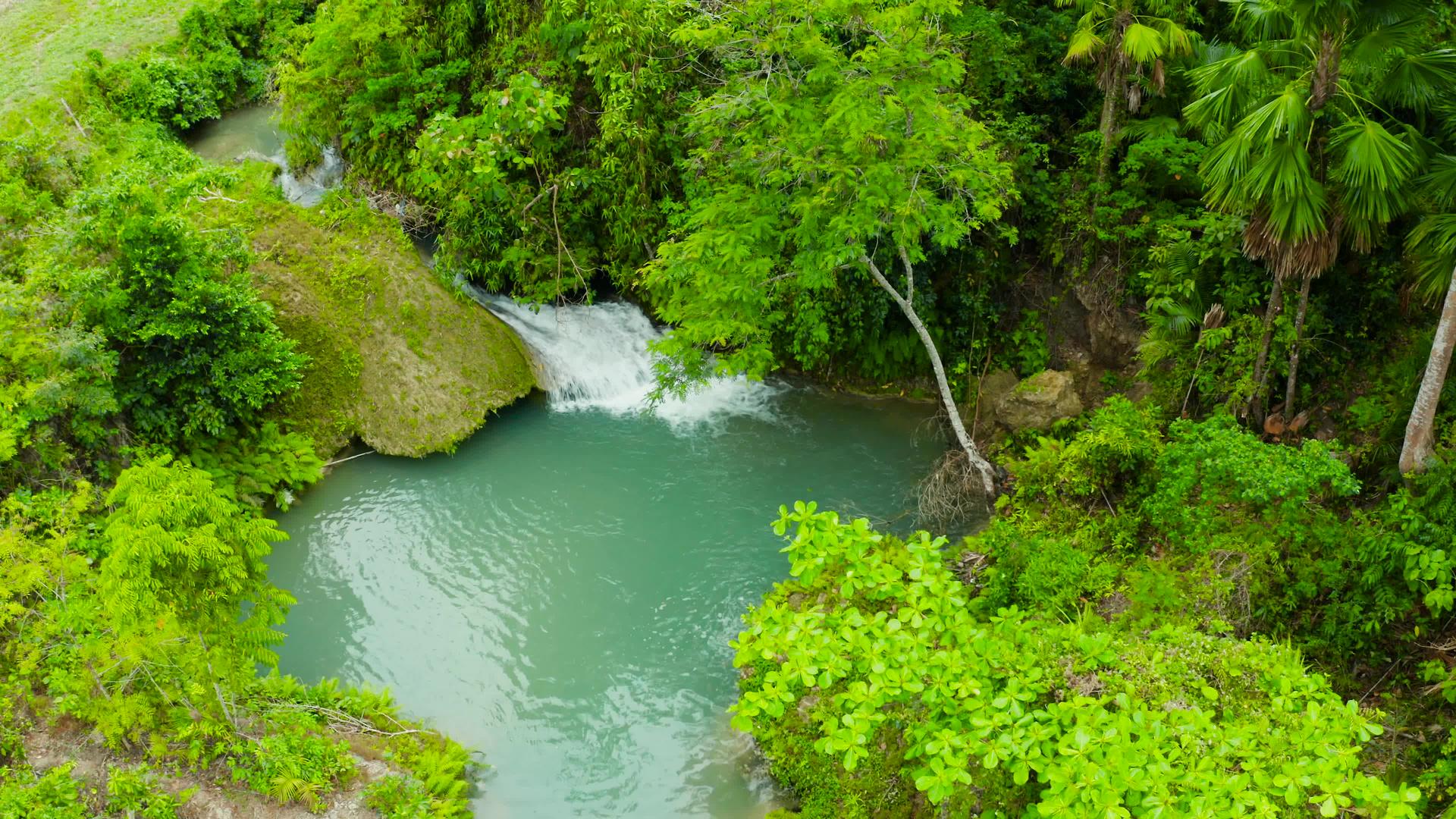 美丽的热带瀑布菲利平视频的预览图