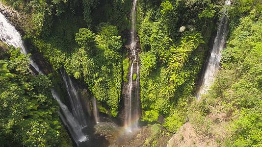 巴里美丽的热带瀑布视频的预览图