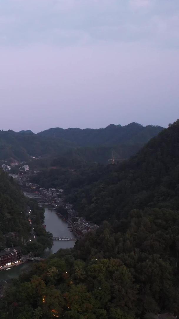 湖南历史名城4A级旅游景区凤凰古城沱江夜景素材视频的预览图