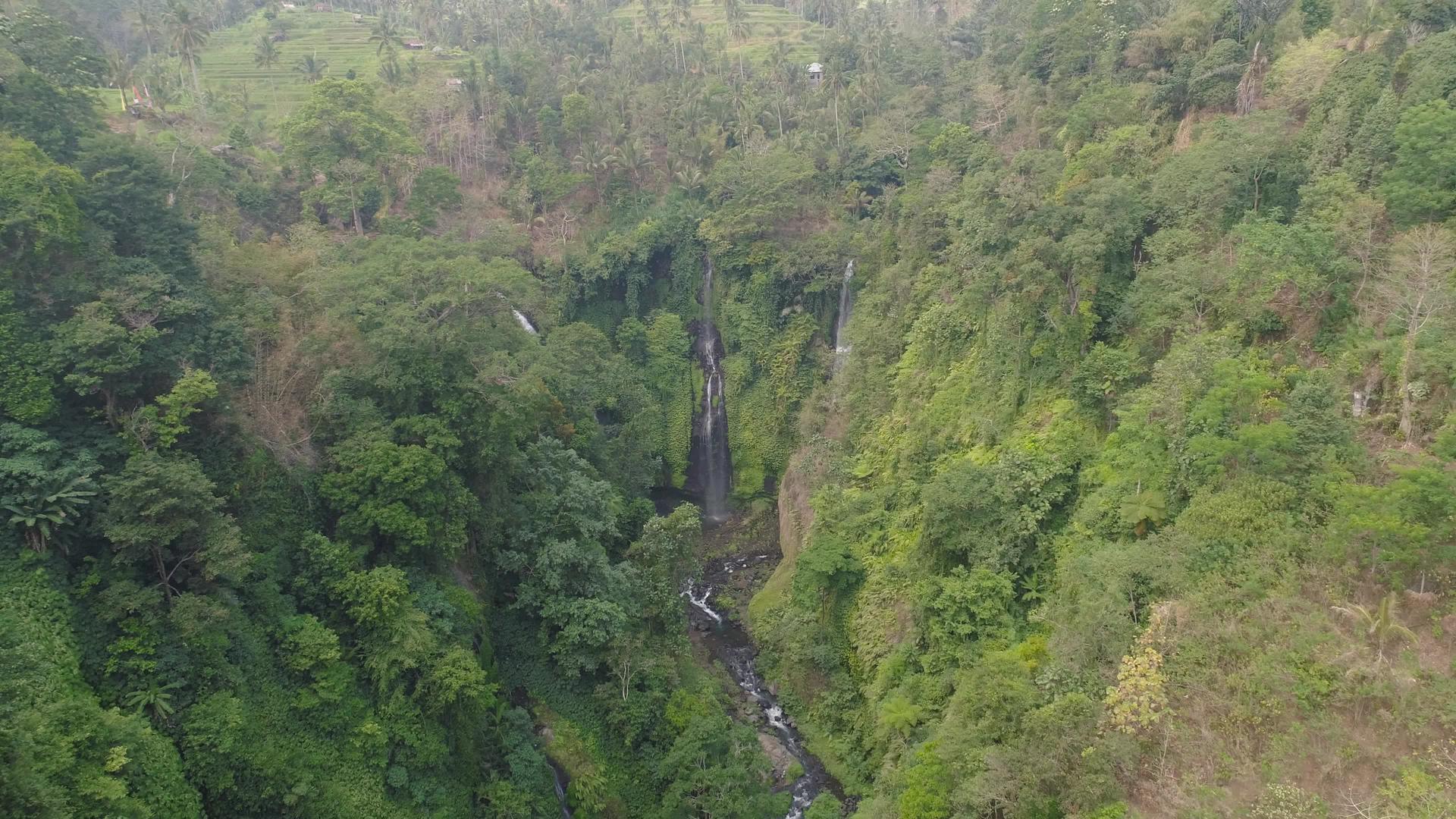 巴里美丽的热带瀑布视频的预览图