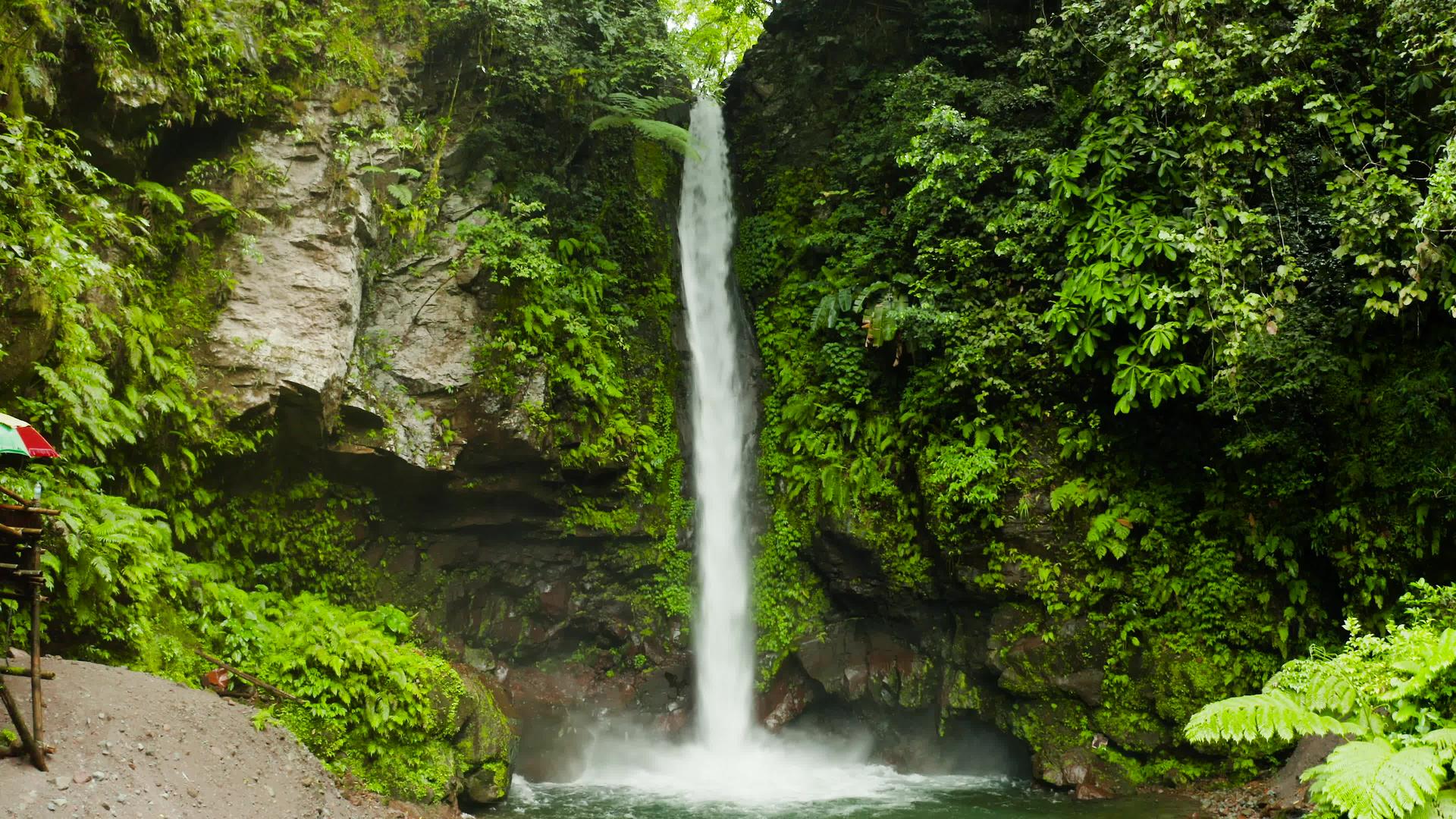 美丽的热带瀑布黑客菲利平斯视频的预览图