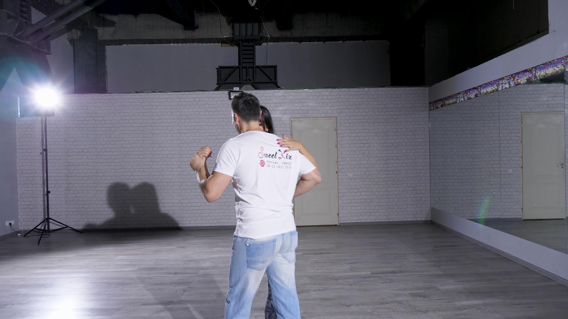 性感的职业舞女在大空房间里跳舞视频的预览图