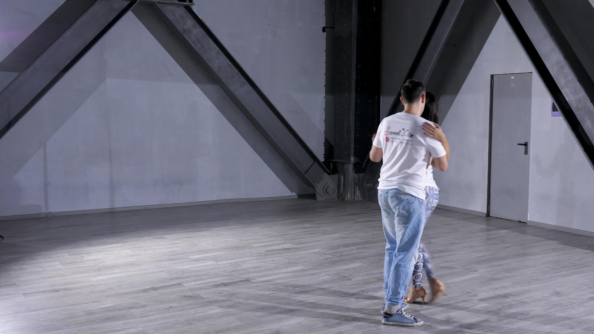 两对专业舞者重新找工作视频的预览图