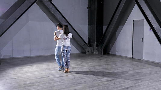 在大工作室大厅重新招募有吸引力和专业的舞者视频的预览图