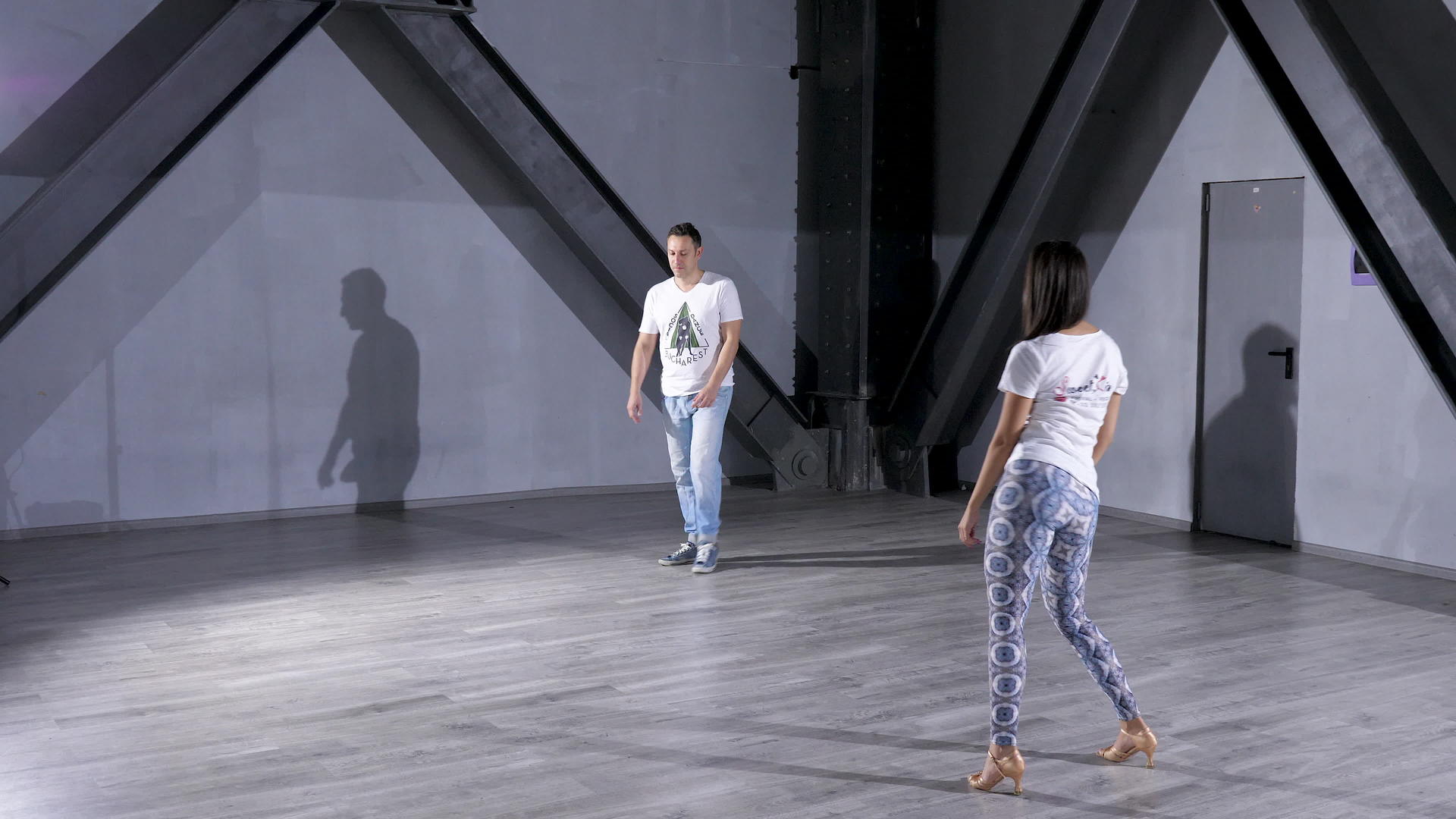 两对专业舞者重新找工作视频的预览图