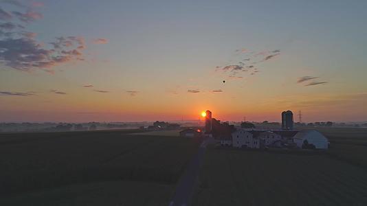 日出时我看到农场和乡村的热气球在半云的夏天漂浮就像无人机一样视频的预览图