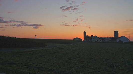 日出时我看到农场和乡村的热气球在半云的夏天漂浮就像无人机一样视频的预览图