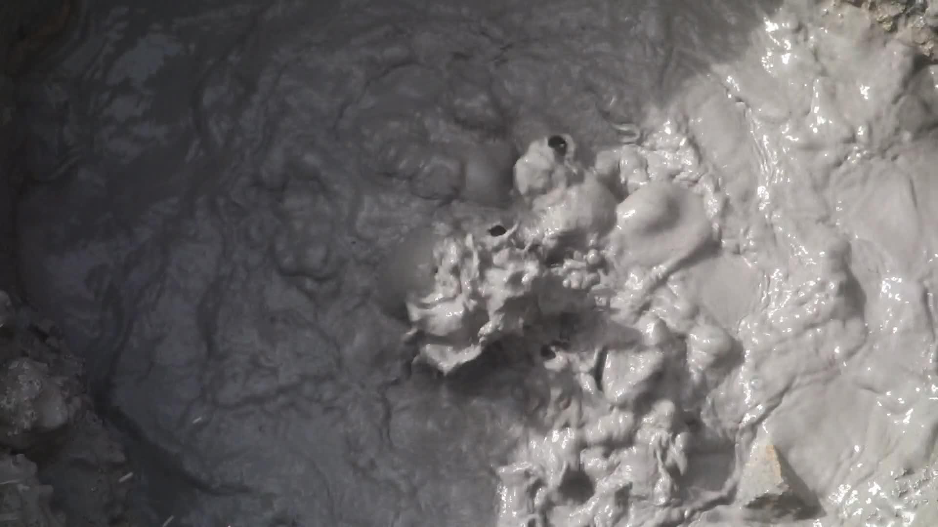 热泥坑在阴影中沸腾视频的预览图
