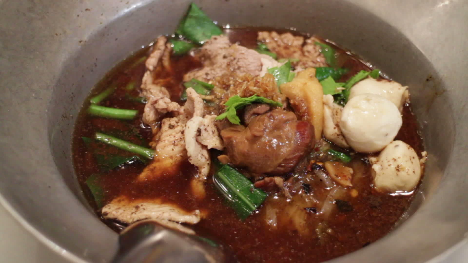 提供热的亚洲面条猪肉汤视频的预览图