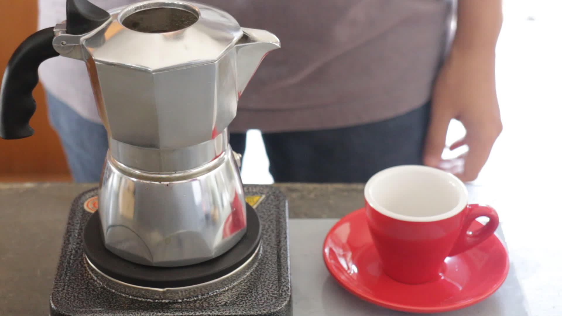 从莫卡锅流出的热咖啡视频的预览图