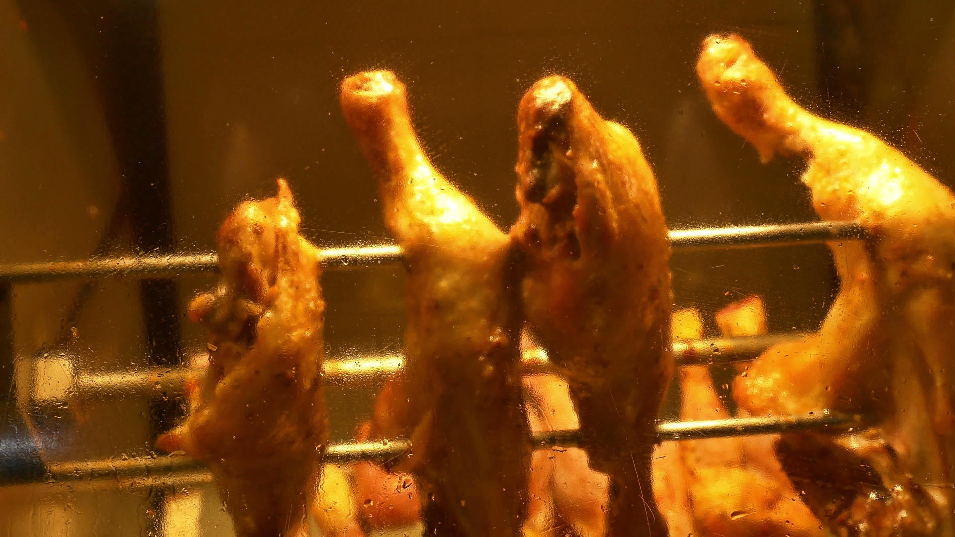 烤鸡在机器烤箱里视频的预览图