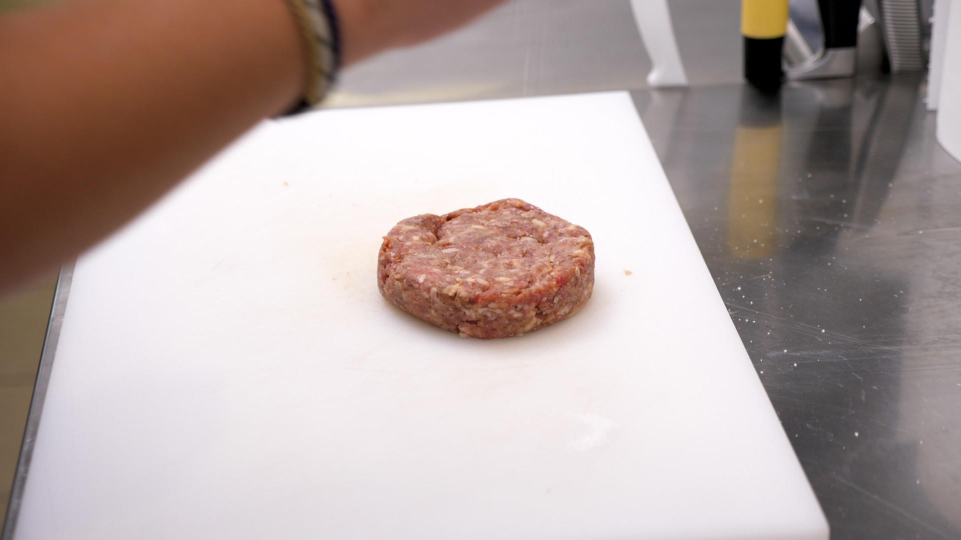 主食盐肉汉堡肉视频的预览图
