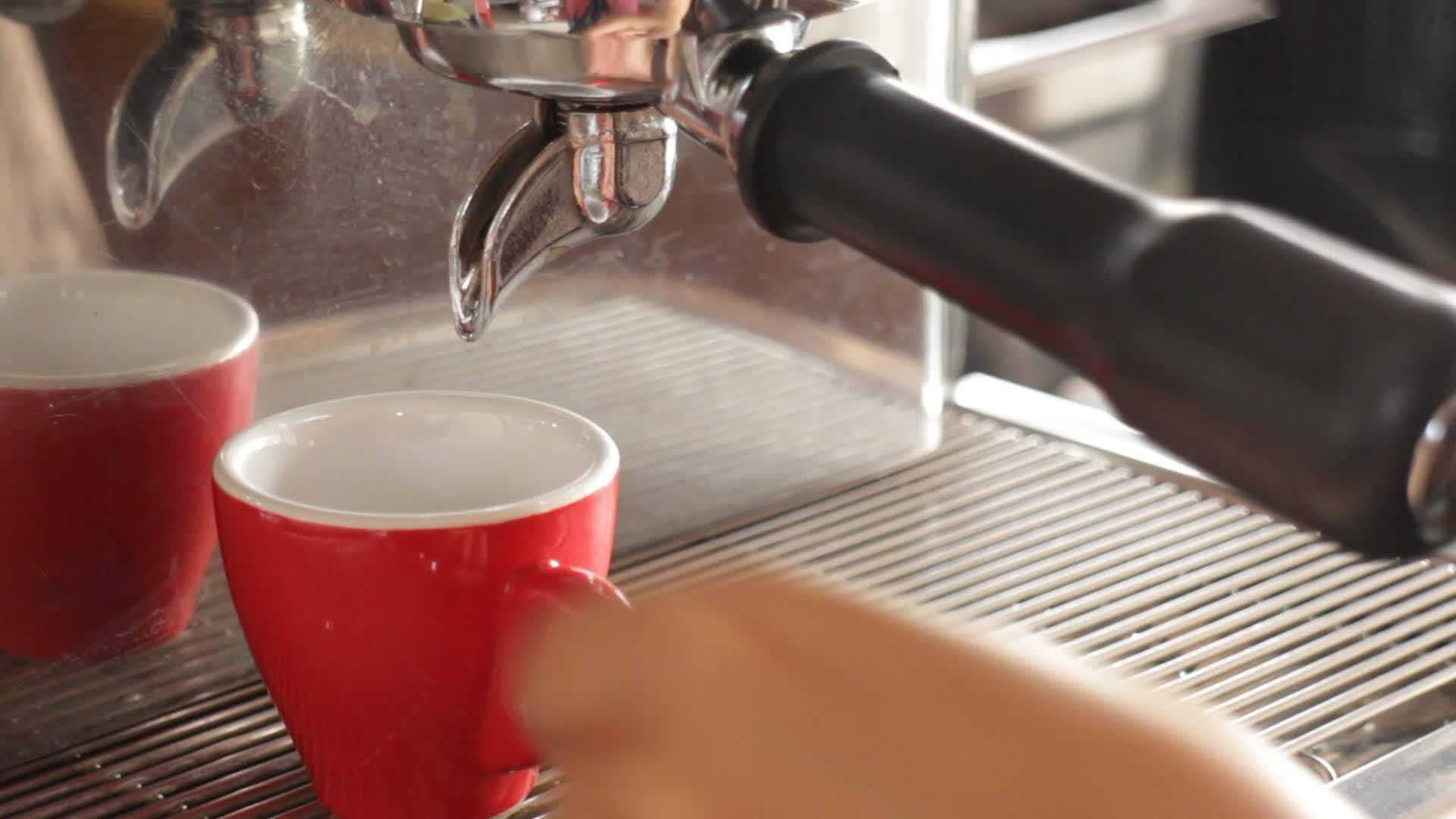 从机器中酿造热浓缩咖啡视频的预览图