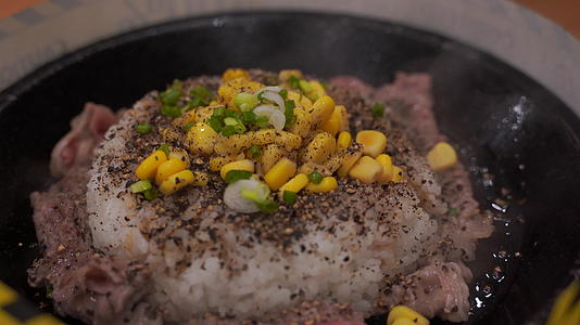 炒饭日本牛肉或猪肉蔬菜里面有牛肉和玉米泉洋葱视频的预览图