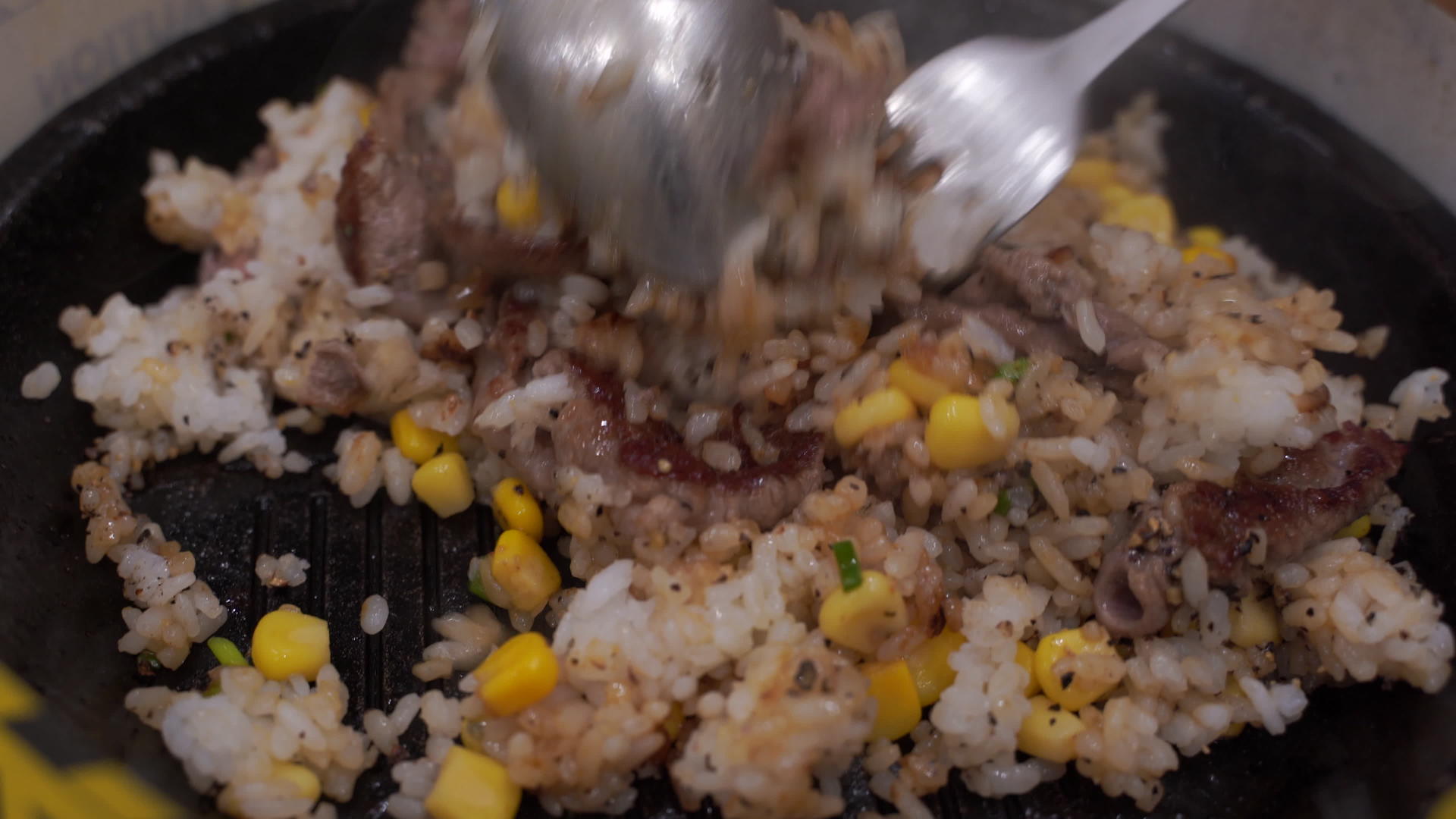 炒饭日本牛肉或猪肉蔬菜里面有牛肉和玉米泉洋葱视频的预览图