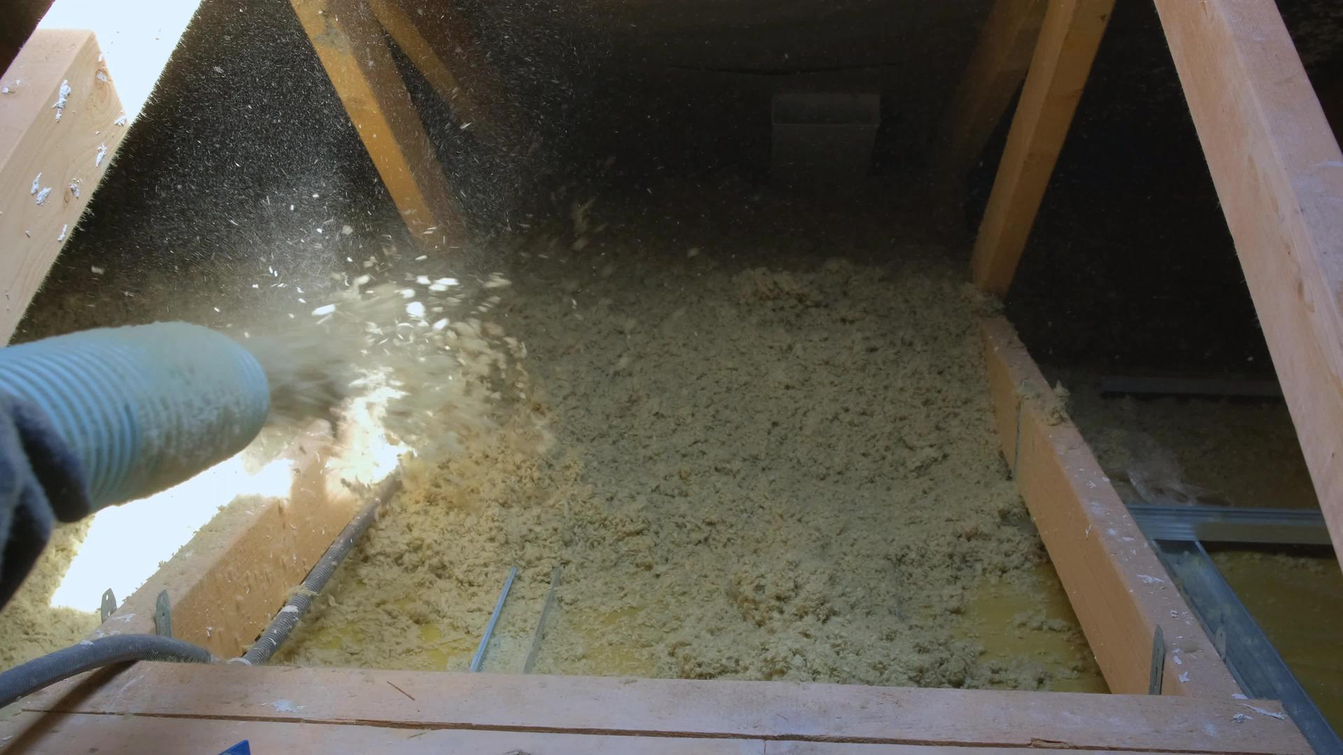 用颗粒中的矿物羊毛对房屋进行热绝缘视频的预览图