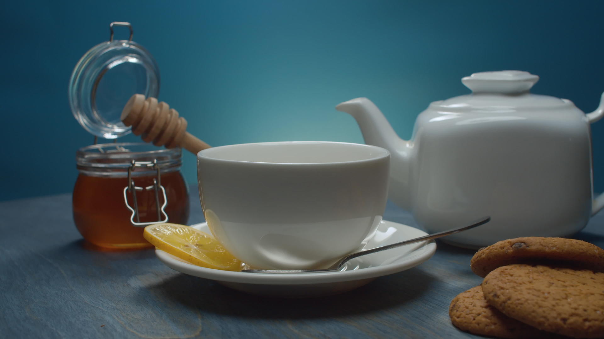 茶壶茶杯蜂蜜和饼干视频的预览图