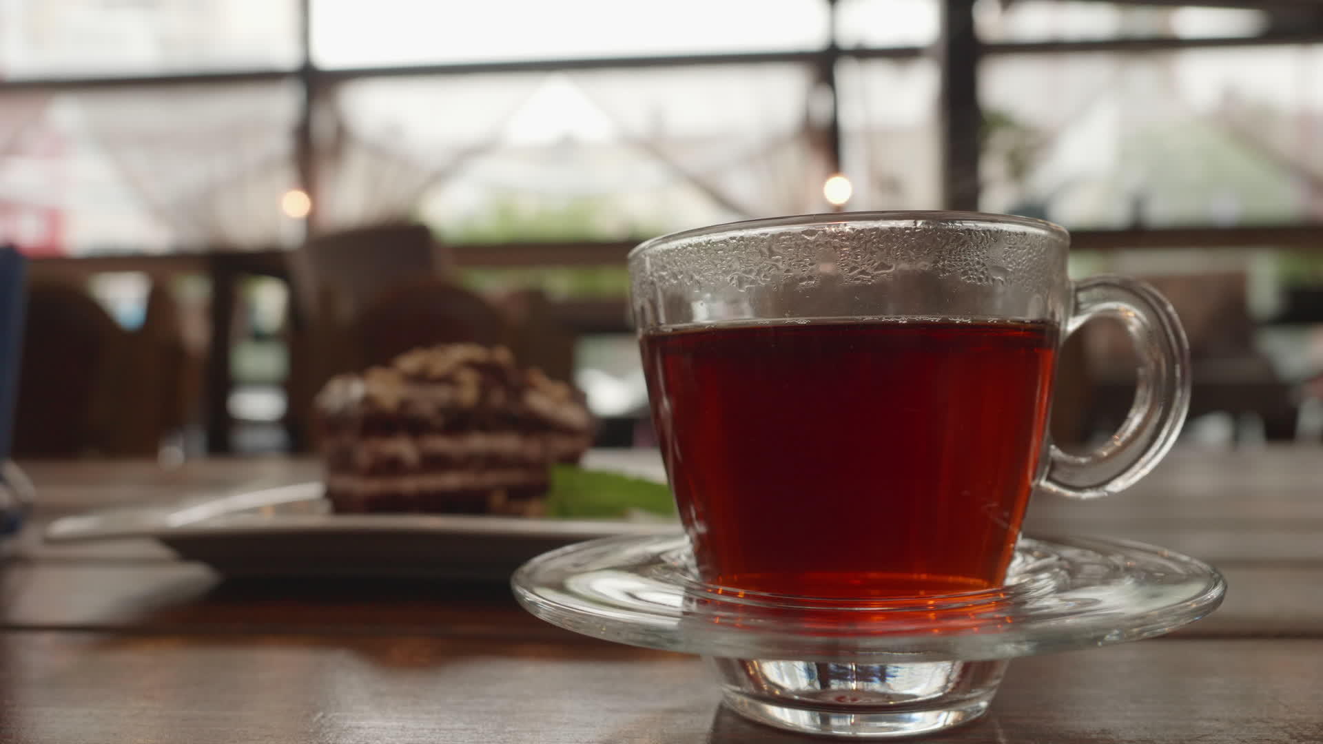一杯热茶透明杯子里的烟在冰箱里的盘子和蛋糕上视频的预览图