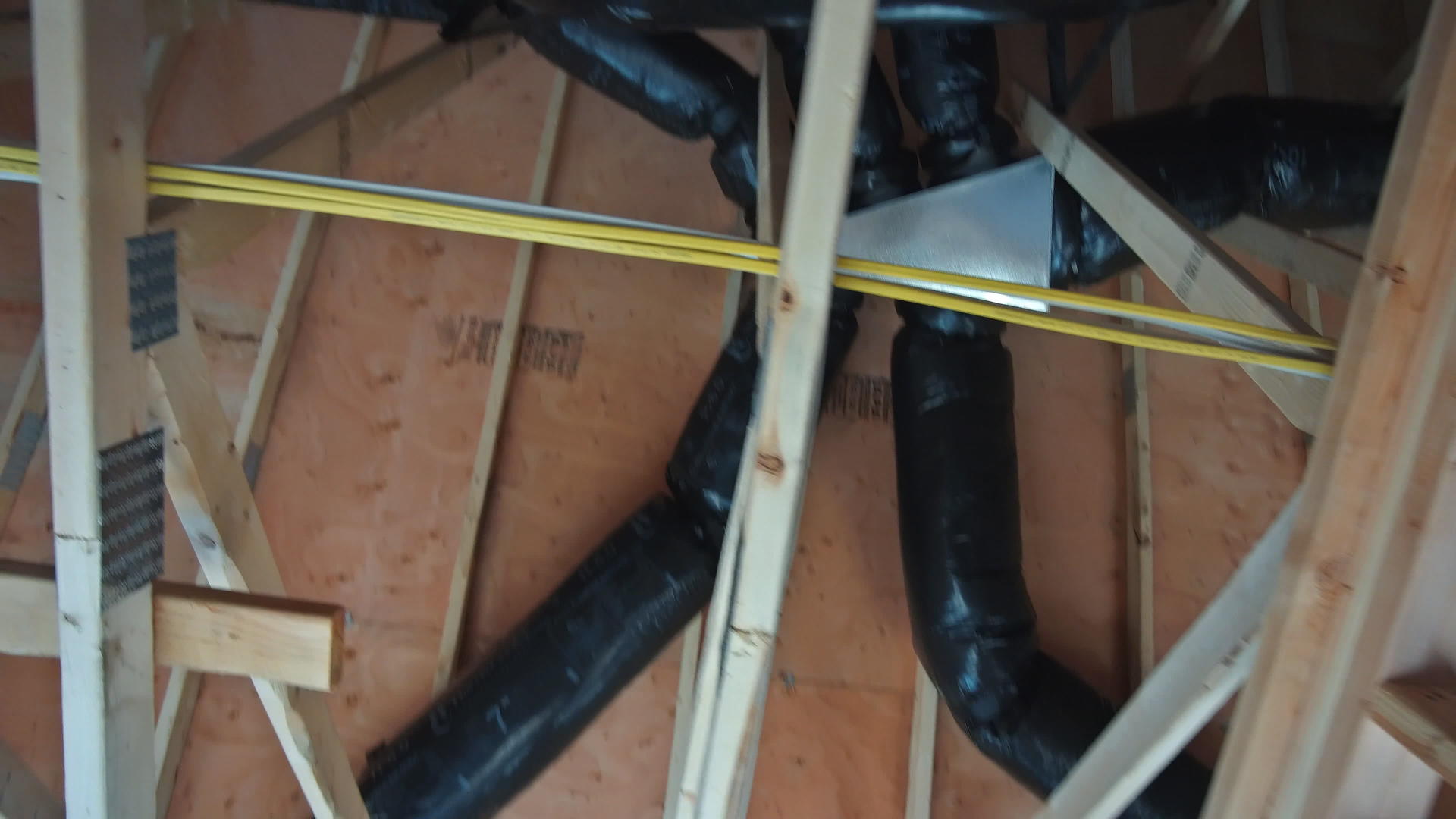 加热系统水管阀管阀门安装屋顶屋顶视频的预览图