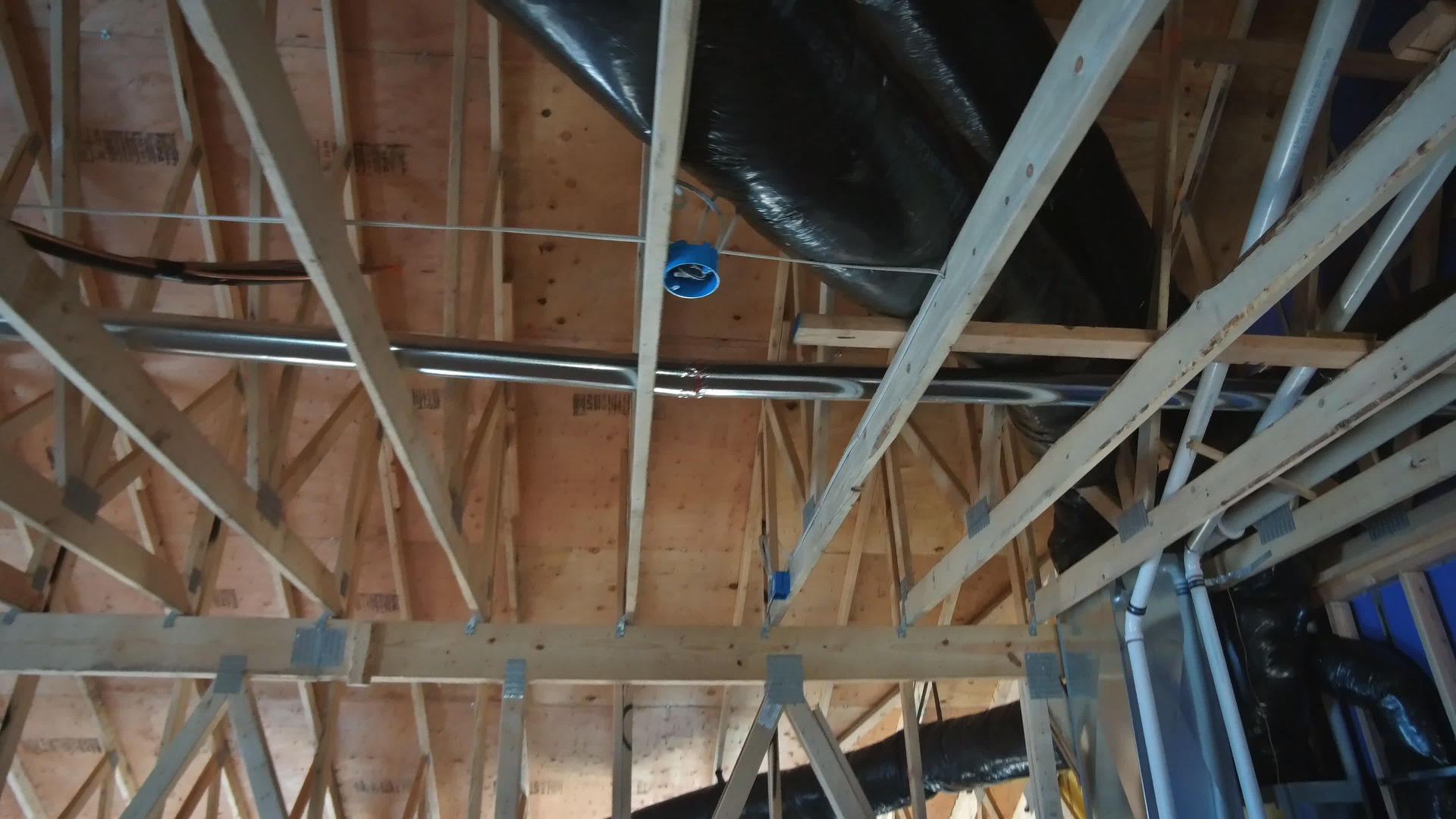 加热系统水管阀管阀门安装屋顶屋顶视频的预览图