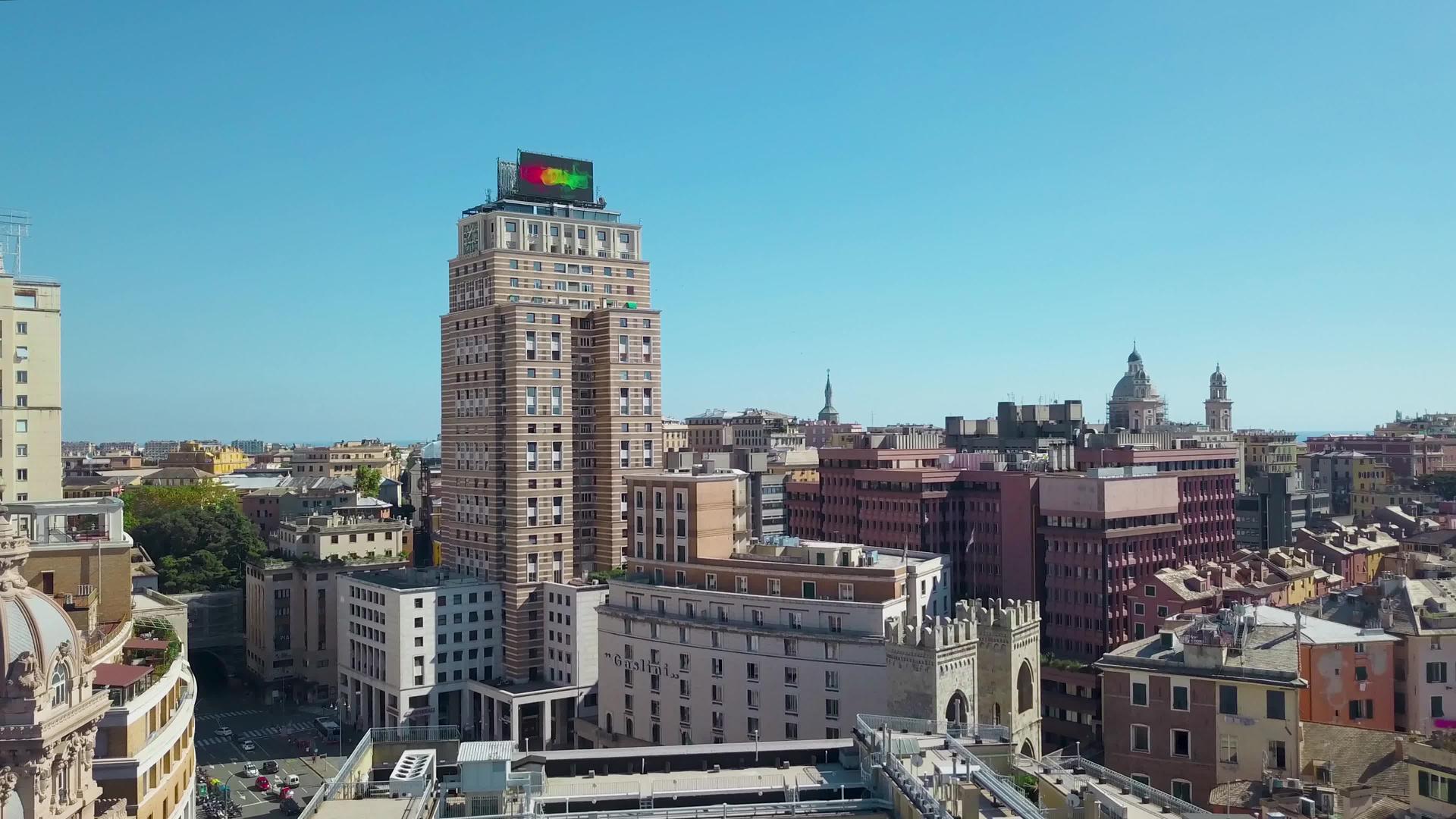 市中心的全景式无人驾驶飞机的空中观察建筑和街道4k视频视频的预览图
