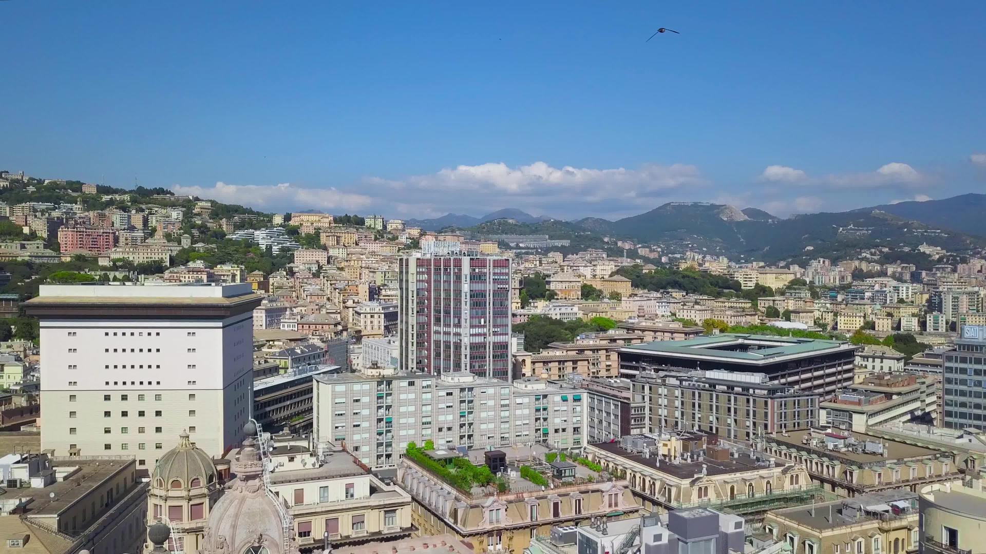 市中心全景无人机在空中观察4k视频视频的预览图
