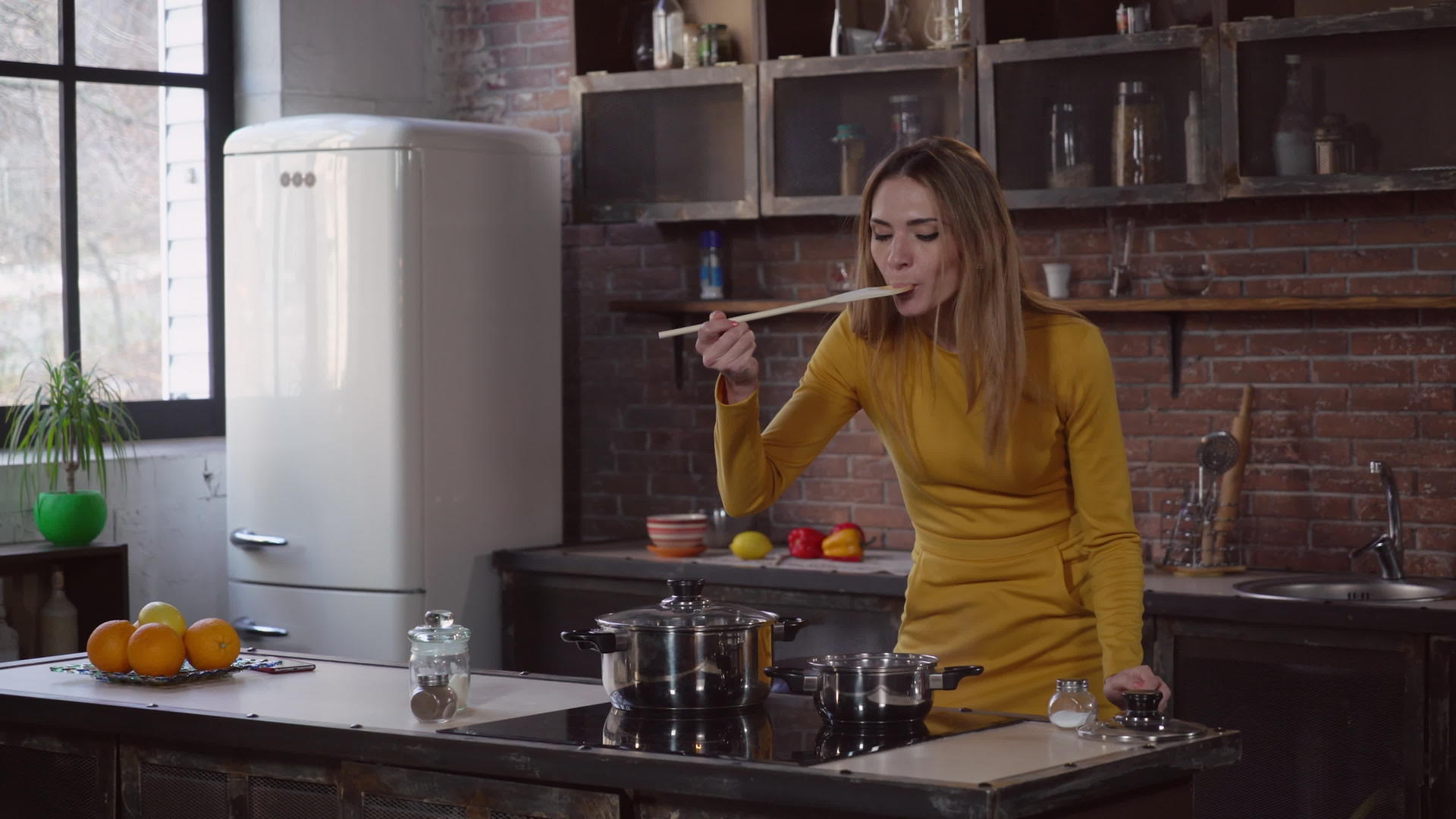 女人在公寓里煮酱汁视频的预览图