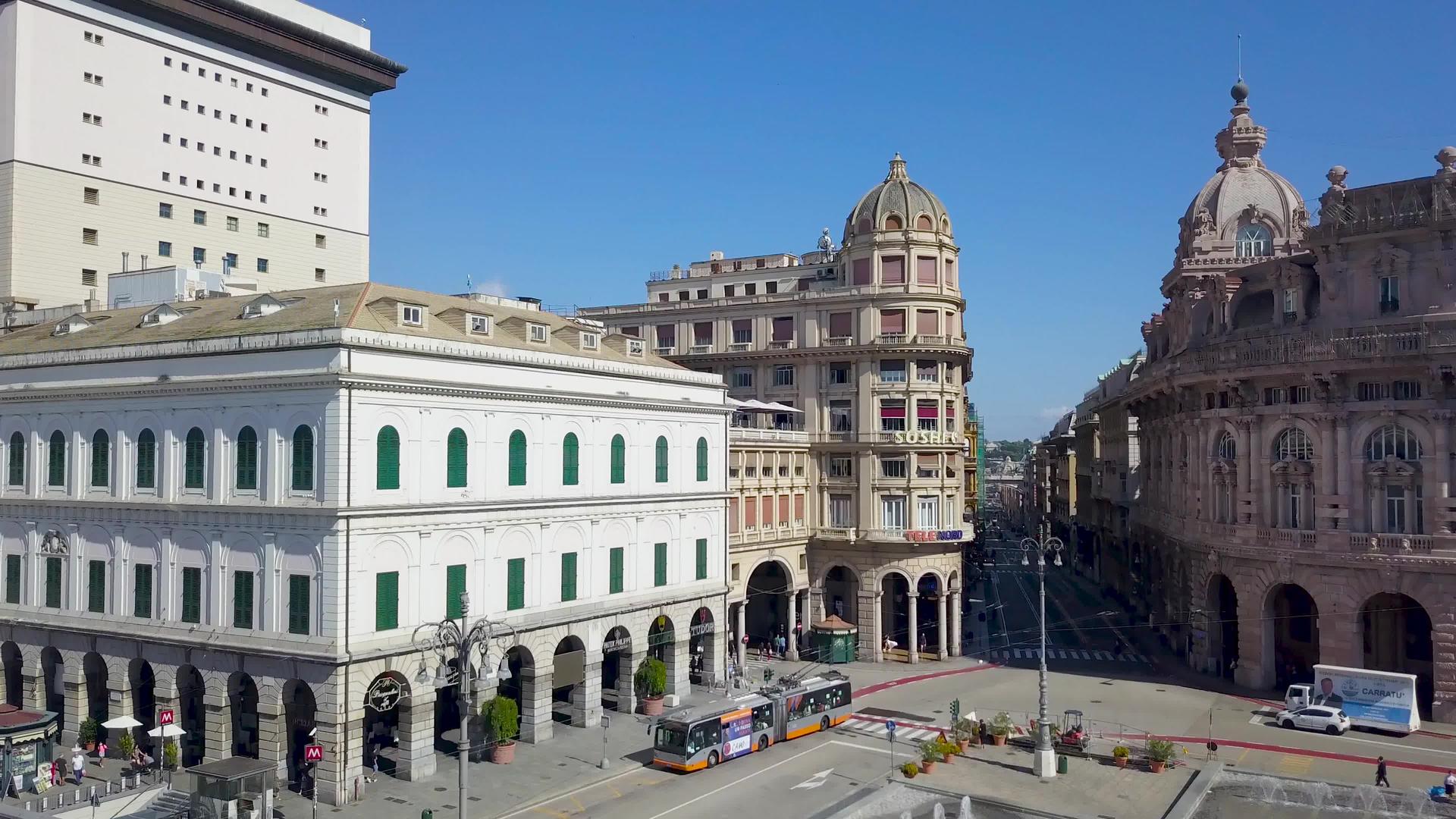 地面上方位于市中心ferrari广场的空中视频的预览图