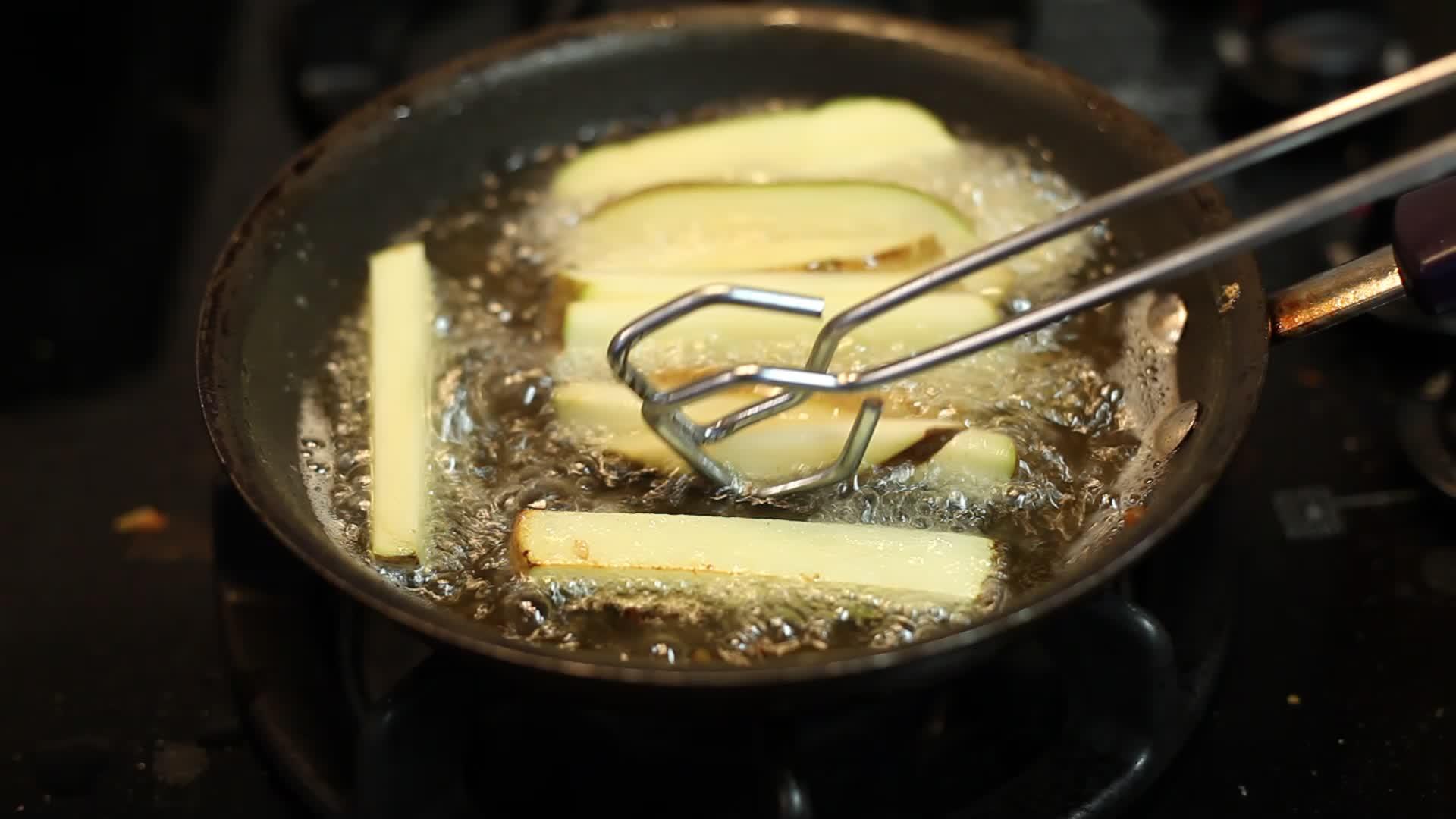 自制薯条在锅里煮视频的预览图
