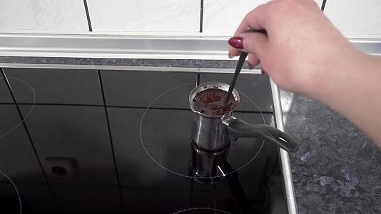 在电炉上煮土咖啡用牛排烧烤在电炉上煮视频的预览图