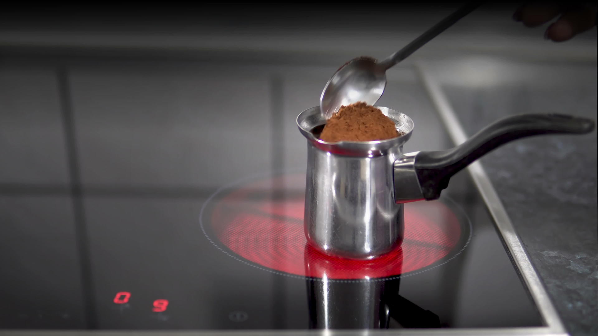 在电炉上煮土咖啡用牛排烧烤在电炉上煮视频的预览图