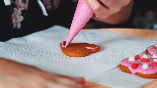 心形饼干装饰工艺含有粉红糖玻璃视频的预览图