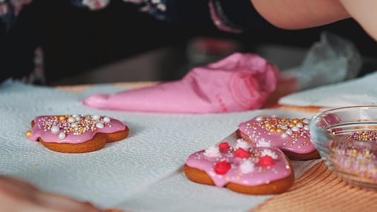 贴近儿童装饰的心形饼干配有甜美的彩色喷雾视频的预览图