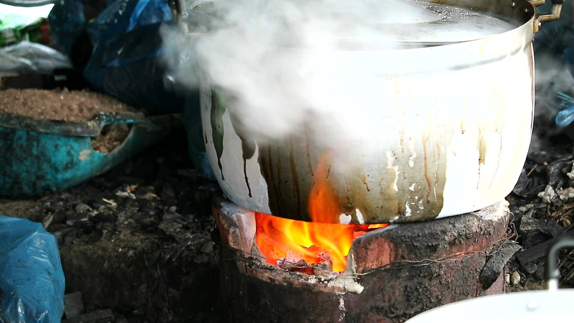 木炭炉灶是农村人的一种方式视频的预览图