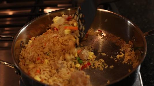 煮饭炒米饭视频的预览图