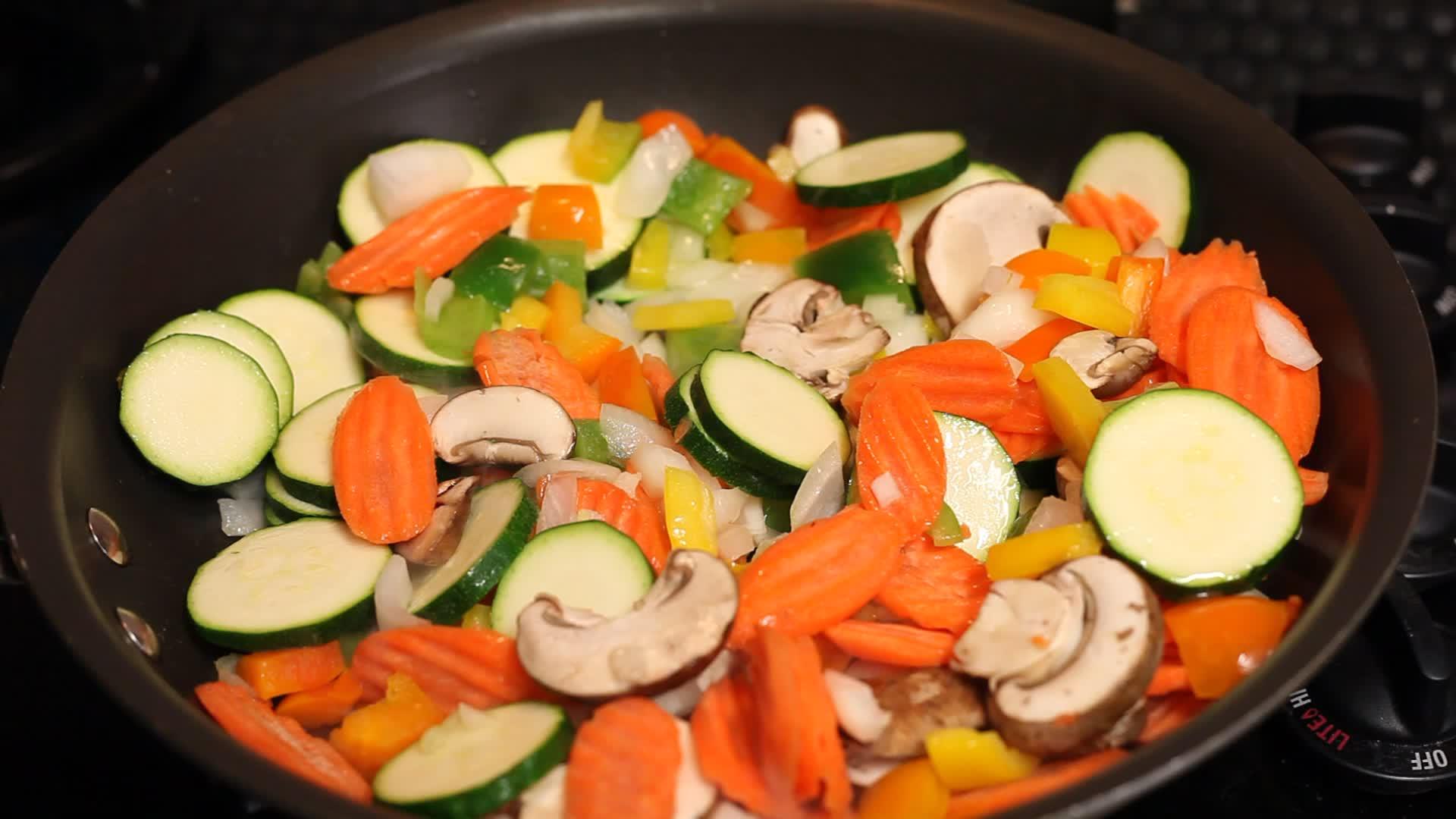 烹调蔬菜搅拌视频的预览图